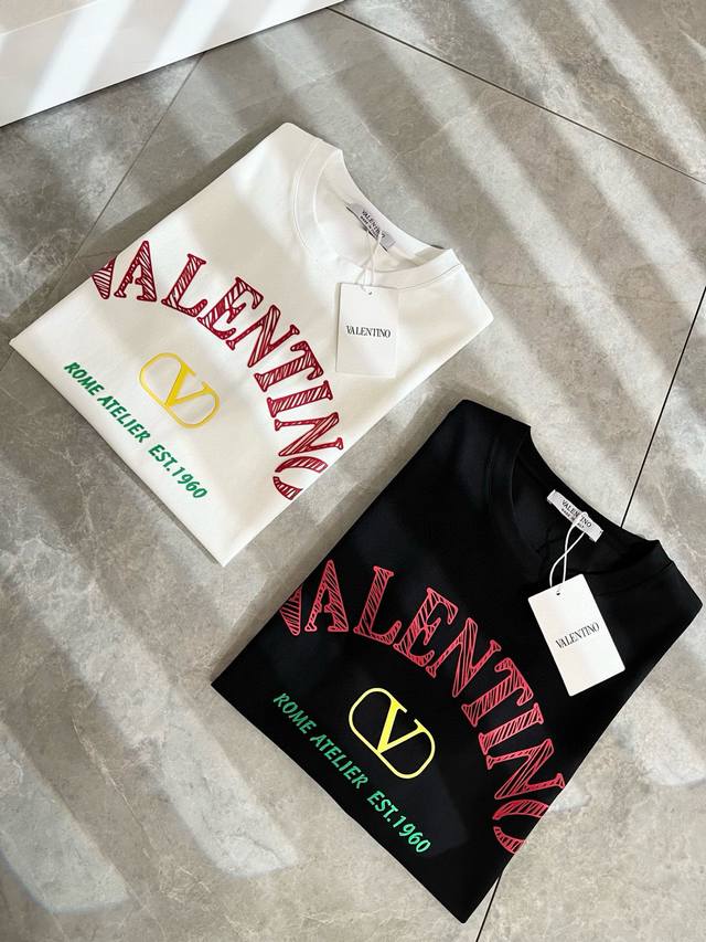 Valenti*O华伦*奴～柜台款、2025春夏新款短袖T恤衫，胸前Logo压绒设计！简单时尚而年轻，百搭风格，上身感很年轻优雅！永远不会过时。各大柜台同步上市