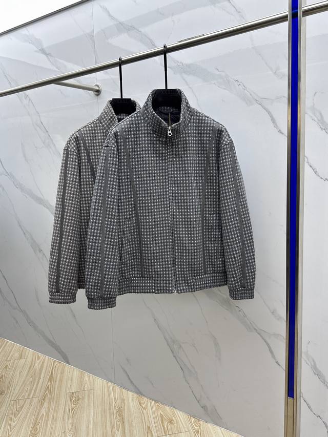 羽绒服Loro Piana 2025Ss秋冬新款独家最新时尚秋冬羽绒立领外套。 老钱风经典设计感与颜值爆棚的外套，国标90白鸭绒 品质更是无法挑剔品控可以直接入