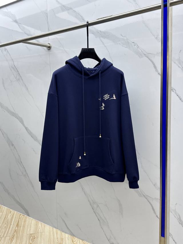 Lv*路易威登 刺绣帆船字母连帽卫衣 定制纯棉面料匠心制作，质感卓越手感舒适柔软，亲肤不刺激，前后饰以帆船刺绣点缀，采用榻榻米工艺，刺绣出多彩颜色帆船图案字母图