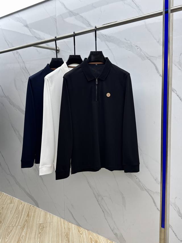 Hermes*爱马仕 2025秋冬新款男士标识短袖Polo衫，延续经典商务休闲翻领Polo恤.该款Polo衫采用丝光双面棉质珠地面料制成，隽永设计可跨越时尚潮流