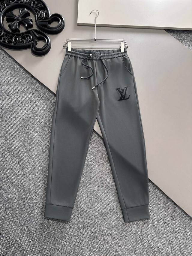 Lv 2025Ss春夏新款新款男士休闲裤、商务休闲款！！重在面料！婴儿肌肤般的柔滑！！客供定织料，入手便知极具柔滑面料，手感柔软亲肤，上身挺括有型，表面又有着温