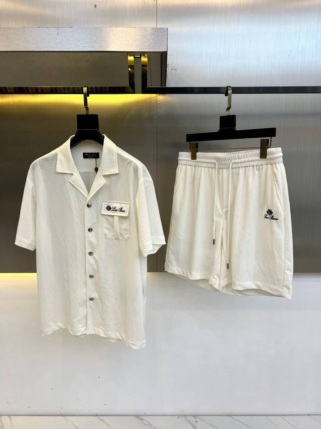 Lp、25定制面料短袖衬衫+短裤套装。年轻时髦中透露出气质，时尚的概念，当属夏季短袖衬衫力推，经典刺绣字母Logo，经典老花元素以及后背经典反表点缀，辨识度不言