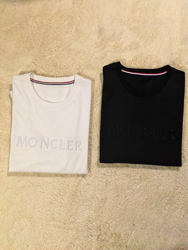 新品蒙口 ,Momcler2025Aw秋冬新品，男士胸前经典 Cc Logo刺绣基础款圆领长袖T恤打底衫！贸易公司渠道稀出，同步Gw发售，选用客供进口26S双纱