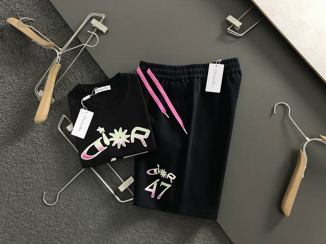 Dir**套装版型M-Xxxl 25春夏顶级彩色立体印花短袖套装，精致工艺专柜面料，顶级元素融合打造，经典短袖3标齐全，潮男时尚，无论是上身舒适度还是都是无可比