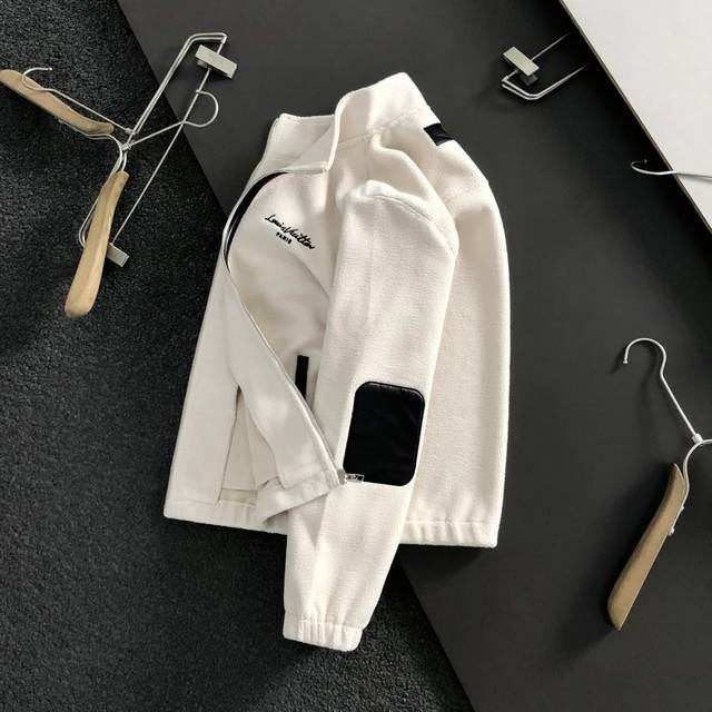 L牌*合身版型 25秋冬新款颗拼接皮精仿潮牌拉链立领外套，顶级精纺颗粒绒不起球不掉毛，品质保证，宽松版型立体剪裁，符合人体机能美学的立体剪裁，极简的调性很帅气。