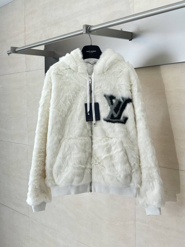 Lv 路易 25Fw纯色字母标识水貂毛皮夹克外套 以雅致设计成就雪后时光的舒适之选。细密水貂毛皮经精心修剪呈现冬意盎然的3D视效，与左侧口袋的 1V标识映衬鲜明