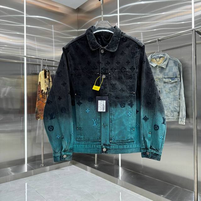 Louis Vuitton Lv路易威登 新款梦幻北北极光火焰渐变极光蓝色彩牛仔外套 采用了独特的扎染工艺，将北极光如梦似幻的色彩完美演绎