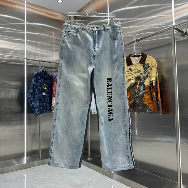 Balenciaga巴黎世家 拼接纽扣直筒牛仔裤 宽松版型 不同水洗质感的款式，对腿细腿粗人士十分友好，直筒修身的版型十分修饰腿型 永不过时的适中长度，搭配起来