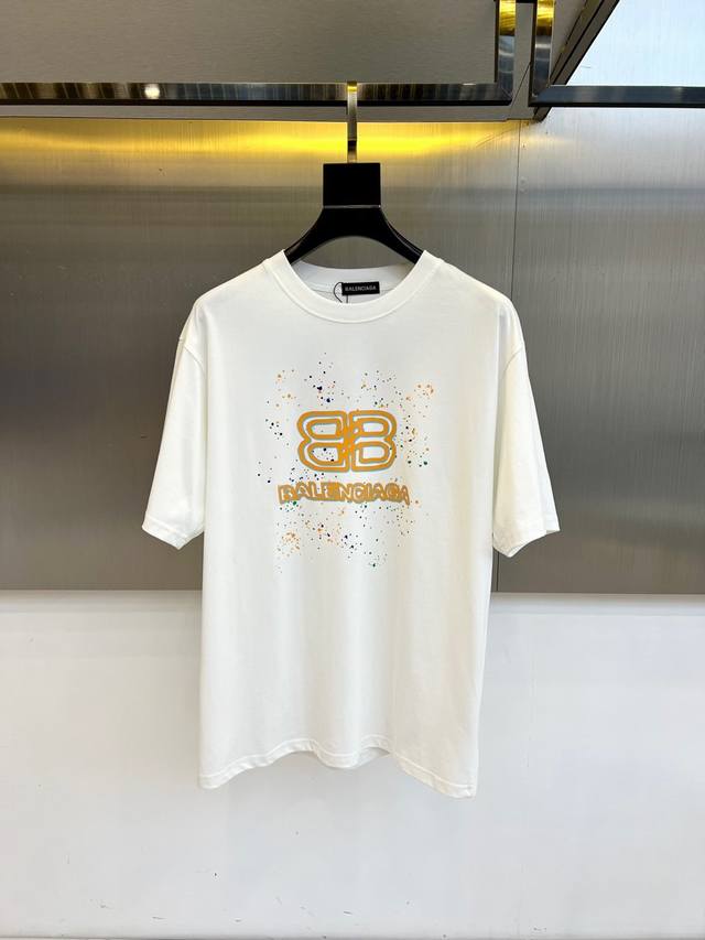 巴黎世家、2025新款男短袖T恤，选用客供进口定制面料，面料织纹平顺细腻且富有质感，着身的舒爽和透气吸湿性都非常的优越，贴肤舒适无闷热感，让你体验到极致享受的穿