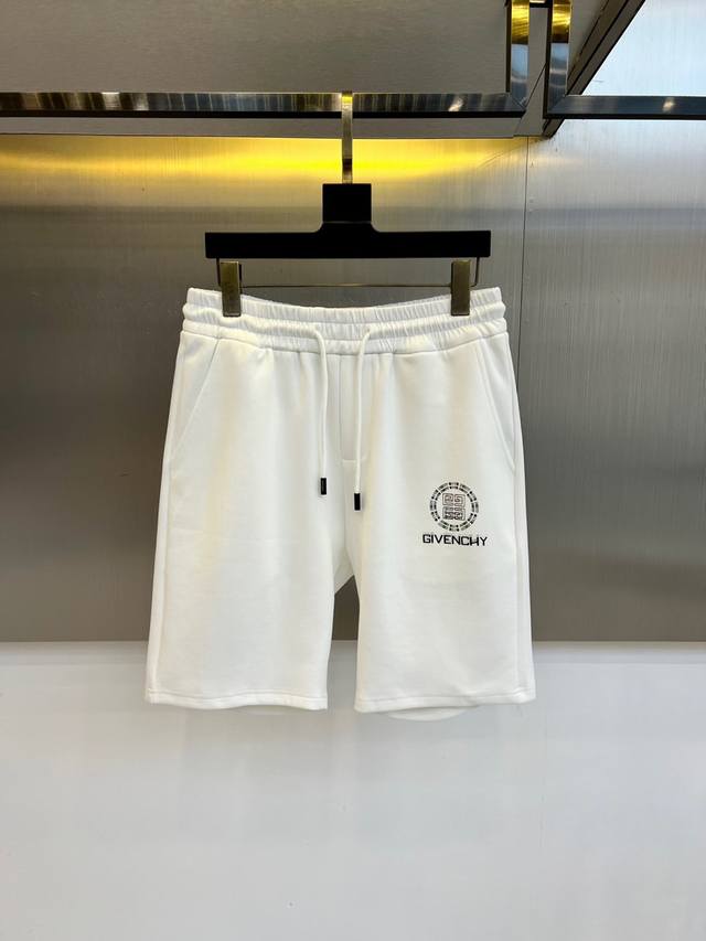 纪梵希、25S新款夏季休闲短裤！抽绳刺绣Logo设计.简单高级.进口高密棉订制埃及棉面料，手感轻薄透气.舒适感满满.原厂五金质感满满.高级感强！整体视觉简单而不