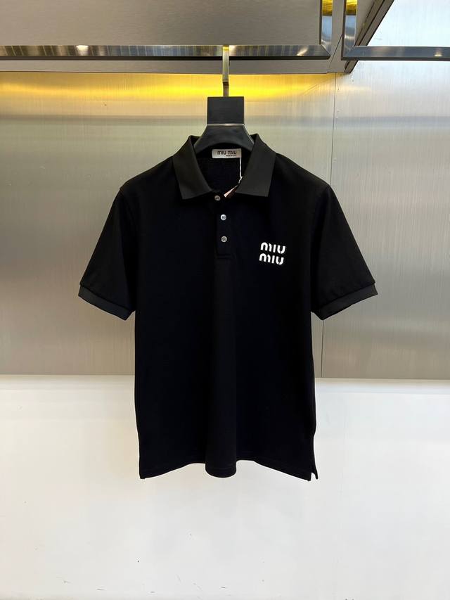 Miumiu、2025S经典标志性Logo点缀元素 经典时尚翻领 Polo衫短袖 ，贸易公司渠道订单，简约大气，时尚百搭，品相更是无法挑剔！选用客供进口定织纯棉