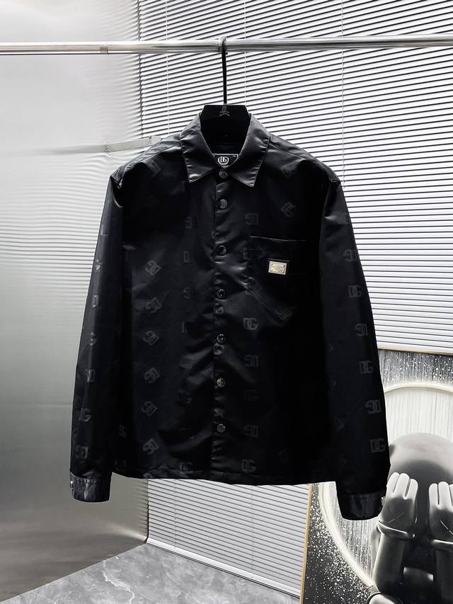 杜嘉班纳 Dg 2025新款 翻领 衬衫 夹克 外套，高端版本！专柜定制面料 透气舒适度高，细节无可挑剔，品牌元素设计理念，体现高品质。手感细腻柔软！呈现休闲裁