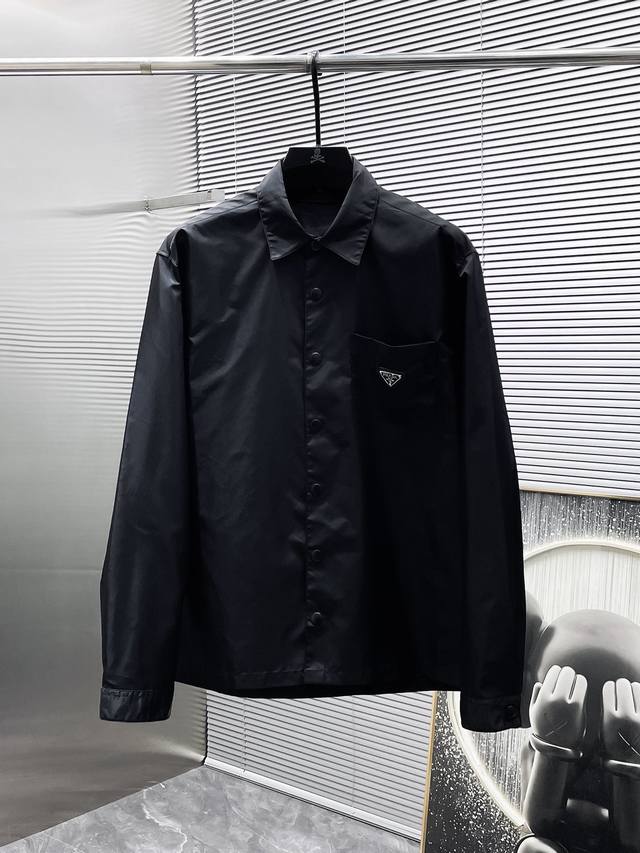 普拉达 Prada 2025新款 翻领 衬衫 夹克 外套，高端版本！专柜定制面料 透气舒适度高，细节无可挑剔，品牌元素设计理念，体现高品质。手感细腻柔软！呈现休