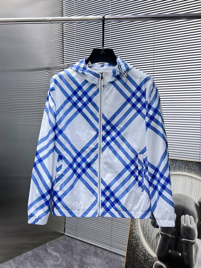 巴宝莉 Burberry 2025新款 连帽 夹克 外套，高端版本！专柜定制面料 透气舒适度高，细节无可挑剔，品牌元素设计理念，体现高品质。手感细腻柔软！呈现休