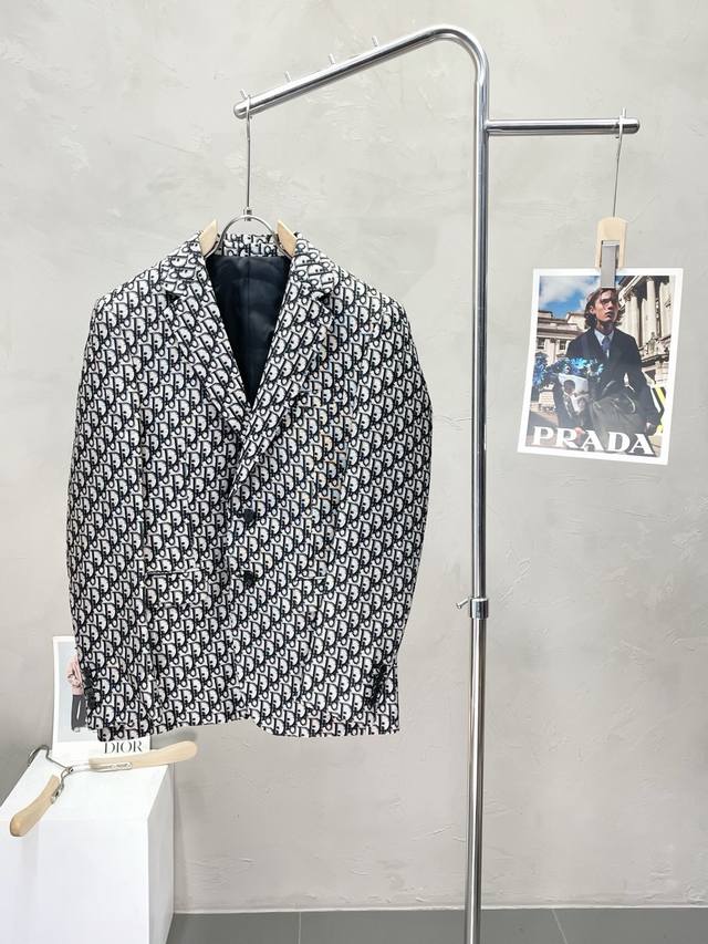 Dior迪奥独家专供新款西服外套，简约休闲西装外套，进口原版聚酯纤维面料，透气柔软保暖性很强，笔挺垂感十足，整件衣服车工走线整齐平整，所有五金附料都是客供带Lo