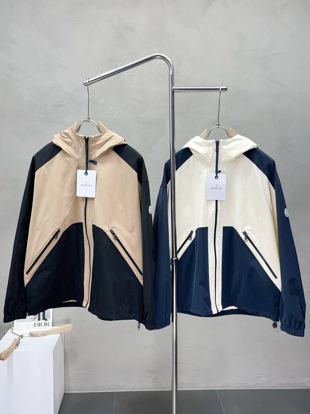 Moncler蒙口独家专供最新时尚秋冬夹克。 经典设计感与颜值爆棚的外套，品质更是无法挑剔品控可以直接入手，不容过错的高端臻品！通过细节图片便可感受到它强悍的气