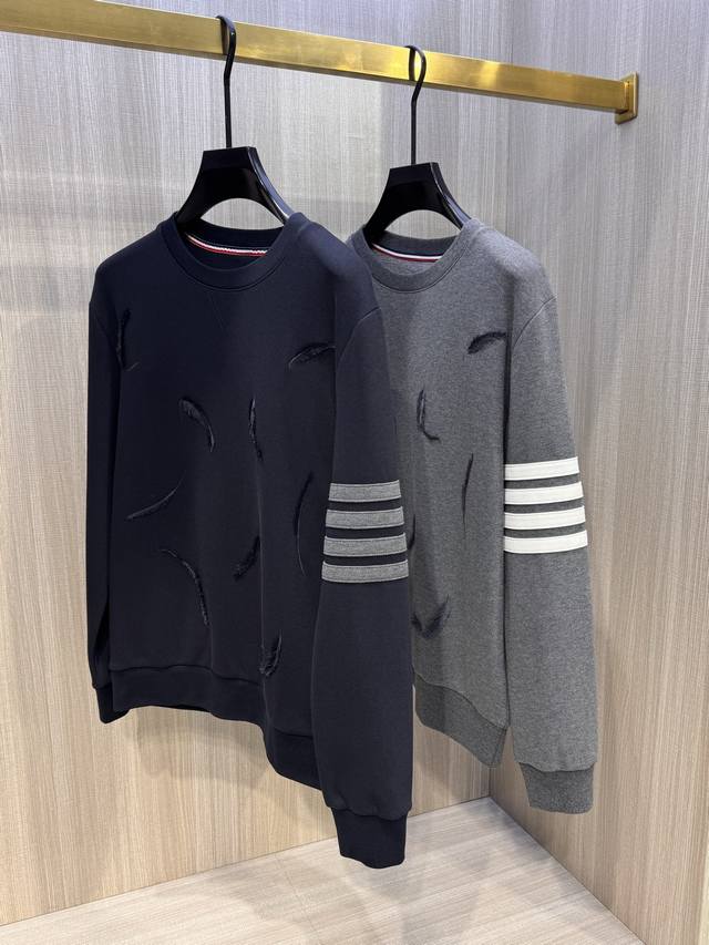 型号L818#，Tb家 2025秋冬最新羽毛刺绣男士圆领卫衣，前身极具创意的多种羽毛图案，采用高端重工的立体真羽毛绣花工艺 这个工艺市面上没有第二家可以做到，是
