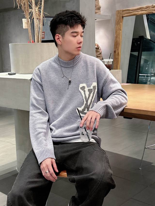 Lv 毛衣 2025秋冬最新系列，专柜1:1顶级复刻，全品相！加厚款，潮人必备单品！懂货的老铁赶紧下手，面料：羊绒10%羊毛60%氨纶30% 尺码M~3Xl
