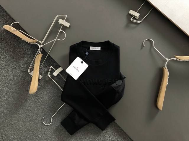 Prad*合身版型M-Xxxl 2025秋冬云柔系列字母压花袖口口袋绣皮标圆领卫衣长袖，精致工艺专柜面料，顶级元素融合打造，经典短袖3标齐全，潮男时尚，无论是上