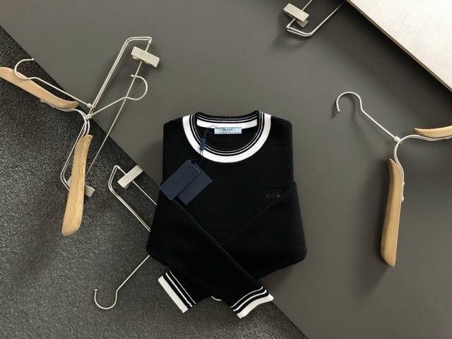 Prad*合身版型M-Xxxl 2025秋冬新款黑白提花字母压胶融合圆领针织衫，精致工艺专柜面料，顶级元素融合打造，3标齐全，潮男时尚，无论是上身舒适度还是都是