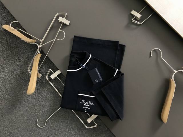 Prad*合身版型S-Xl 25秋冬黑白线条字母刺绣潮牌短袖，精致工艺专柜面料，顶级元素融合打造，3标齐全，潮男时尚，无论是上身舒适度还是都是无可比拟的存在，可