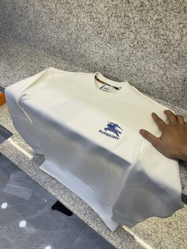 Bbr博柏丽秋冬男装专柜官网新品空气层订制面料男士圆领卫衣正面饰有经典图标刺绣元素设计诠释品牌精髓，采用380克重纯棉卫衣面料制成，柔软垂顺，舒适透气、纹理清晰