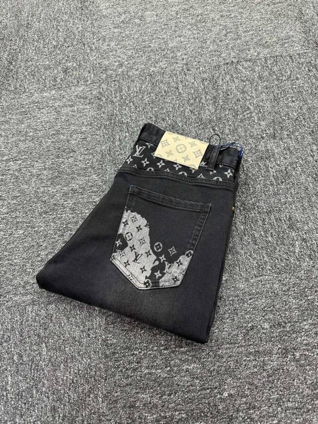 Lv新款来袭2530秋冬爆款新品 有售 实体店极品牛仔裤原版好货，适合各个年龄段。市场最高版本的欧洲进口面料。舒适柔软亲肤，上身效果超级棒时尚百搭，笔挺有型，衣