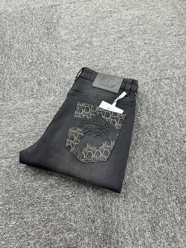Cd新款来袭2530秋冬爆款新品 有售 实体店极品牛仔裤原版好货，适合各个年龄段。市场最高版本的欧洲进口面料。舒适柔软亲肤，上身效果超级棒时尚百搭，笔挺有型，衣
