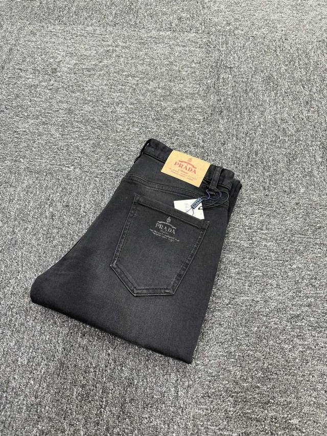 Pd新款来袭2530秋冬爆款新品 有售 实体店极品牛仔裤原版好货，适合各个年龄段。市场最高版本的欧洲进口面料。舒适柔软亲肤，上身效果超级棒时尚百搭，笔挺有型，衣
