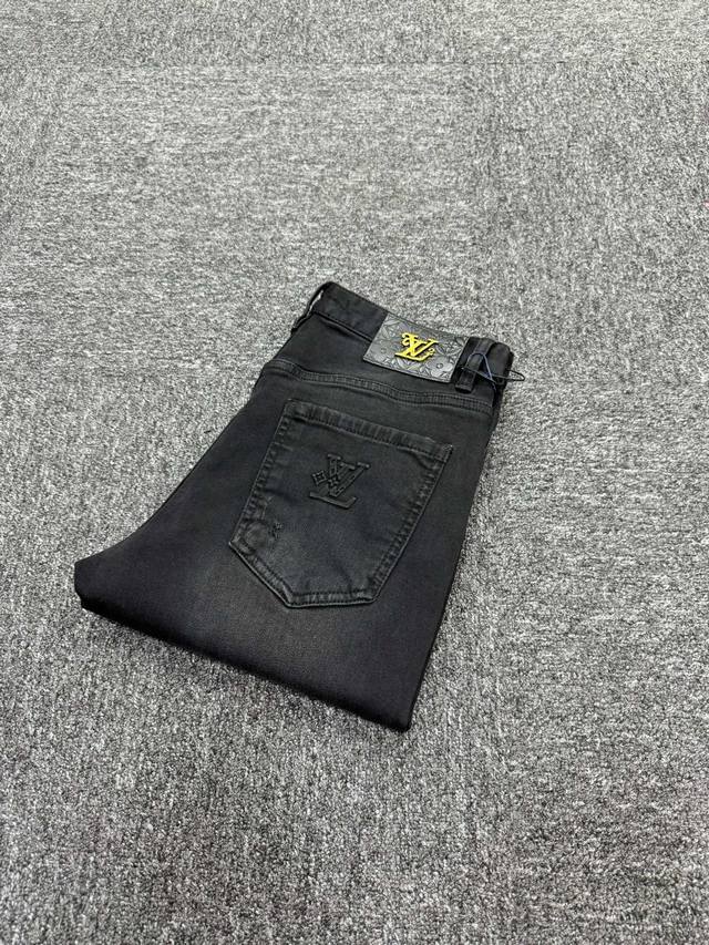 Lv新款来袭2530秋冬爆款新品 有售 实体店极品牛仔裤原版好货，适合各个年龄段。市场最高版本的欧洲进口面料。舒适柔软亲肤，上身效果超级棒时尚百搭，笔挺有型，衣