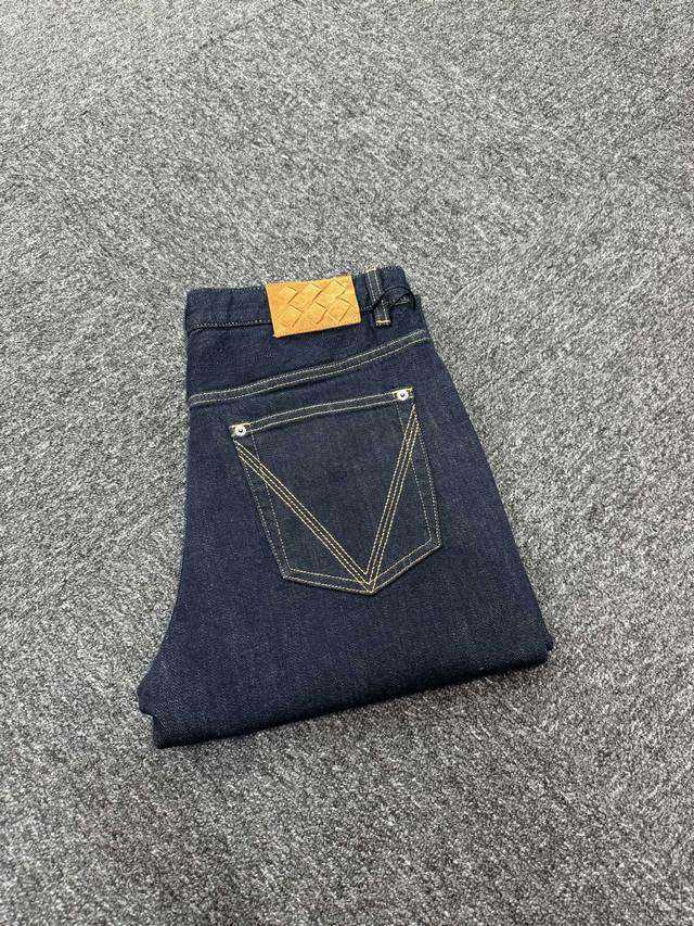 Bv新款来袭2530秋冬爆款新品 有售 实体店极品牛仔裤原版好货，适合各个年龄段。市场最高版本的欧洲进口面料。舒适柔软亲肤，上身效果超级棒时尚百搭，笔挺有型，衣