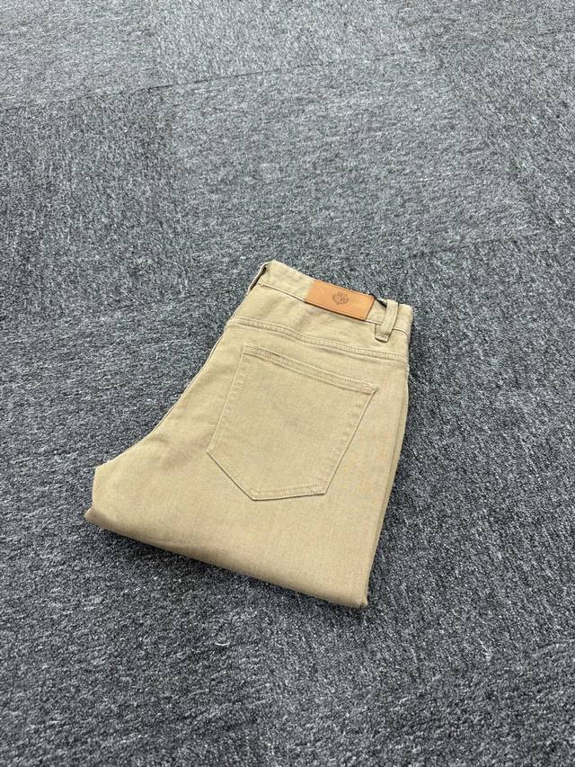 Lp新款来袭2530秋冬爆款新品 有售 实体店极品牛仔裤原版好货，适合各个年龄段。市场最高版本的欧洲进口面料。舒适柔软亲肤，上身效果超级棒时尚百搭，笔挺有型，衣