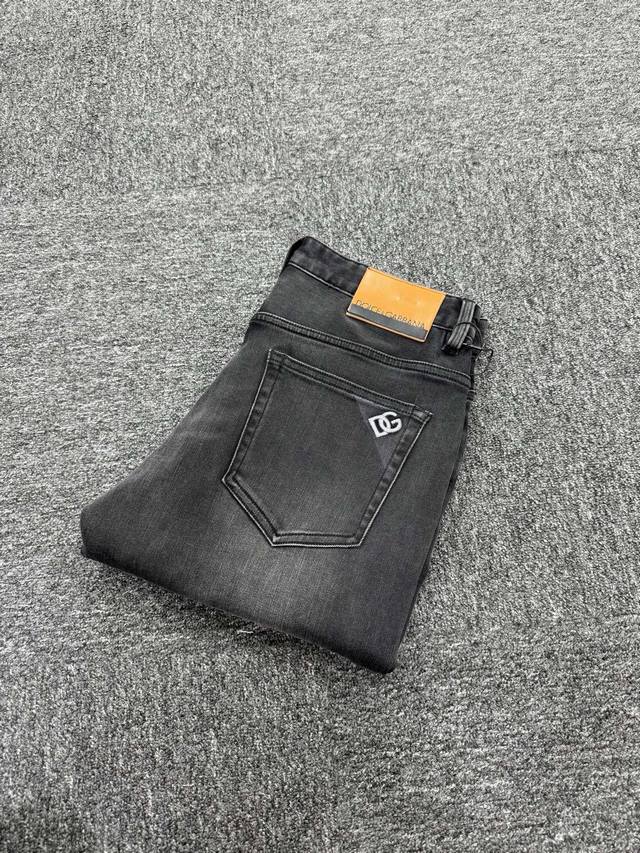 Dg新款来袭2530秋冬爆款新品 有售 实体店极品牛仔裤原版好货，适合各个年龄段。市场最高版本的欧洲进口面料。舒适柔软亲肤，上身效果超级棒时尚百搭，笔挺有型，衣
