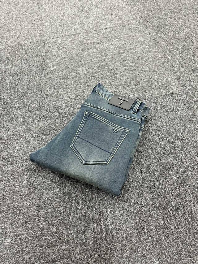 Tf新款来袭2530秋冬爆款新品 有售 实体店极品牛仔裤原版好货，适合各个年龄段。市场最高版本的欧洲进口面料。舒适柔软亲肤，上身效果超级棒时尚百搭，笔挺有型，衣