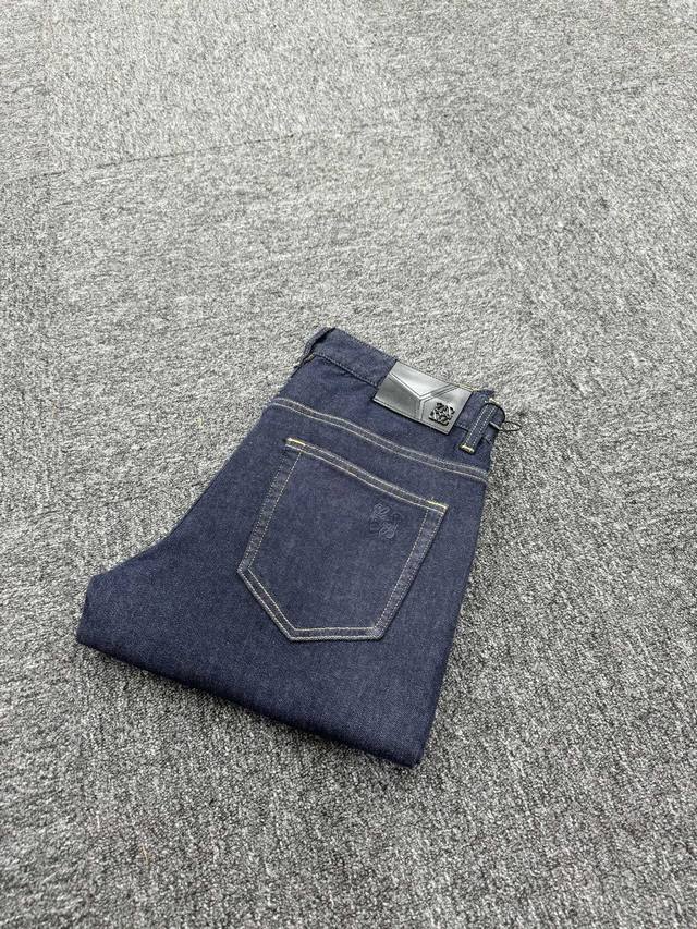 Lw新款来袭2530秋冬爆款新品 有售 实体店极品牛仔裤原版好货，适合各个年龄段。市场最高版本的欧洲进口面料。舒适柔软亲肤，上身效果超级棒时尚百搭，笔挺有型，衣