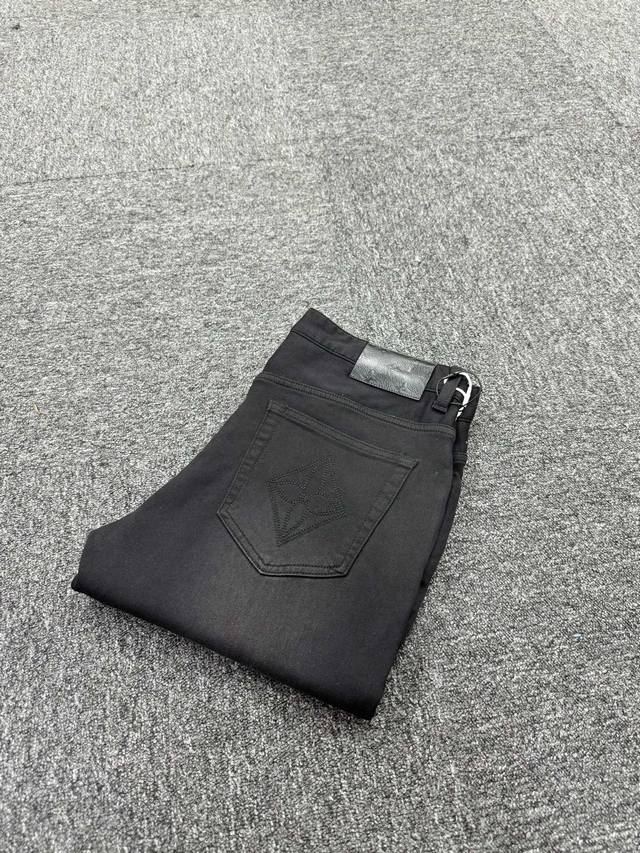 Lv新款来袭2530秋冬爆款新品 有售 实体店极品牛仔裤原版好货，适合各个年龄段。市场最高版本的欧洲进口面料。舒适柔软亲肤，上身效果超级棒时尚百搭，笔挺有型，衣
