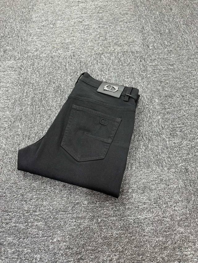Dr新款来袭2530秋冬爆款新品 有售 实体店极品牛仔裤原版好货，适合各个年龄段。市场最高版本的欧洲进口面料。舒适柔软亲肤，上身效果超级棒时尚百搭，笔挺有型，衣
