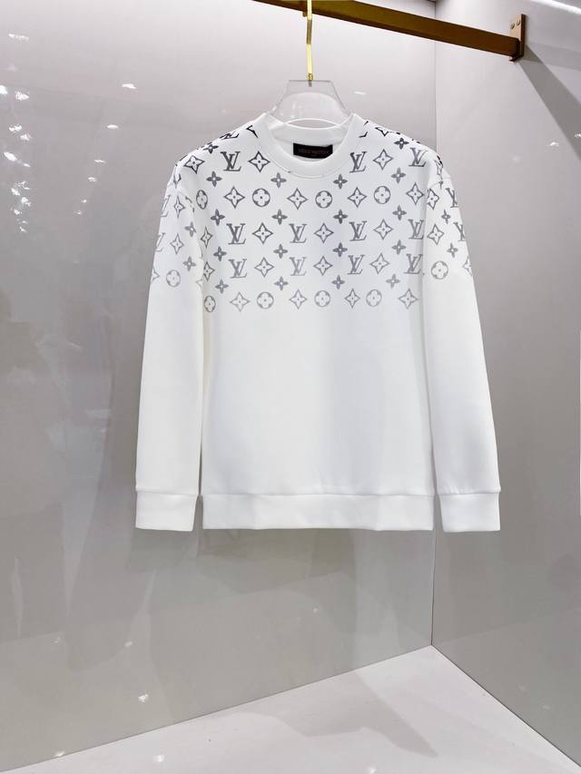 Lv 2025秋冬全新系列单品上线，非常时髦前卫的一款男女同款长袖太空棉卫衣，胸前标识Logo印花图案设计！区别于以往的不同，宣示品牌传承多年的设计理念！其吸睛