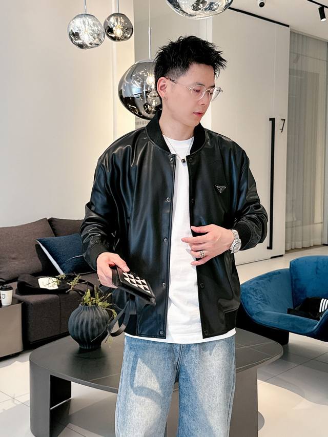 模特图 Pra经典休闲棒球皮夹克，胸口品牌△三角铁标彰显品牌价值感，经典款非常低调又显贵气！ 版型不挑人不挑身材不挑年龄，不可多得的休闲棒球百年经典，永不过时
