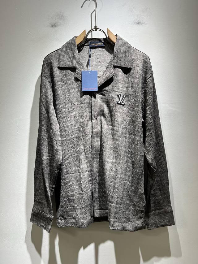 Louis Vuit*On 路易*登 2025秋季新款轻奢男女同款衬衣，路易家族的新高端，细节品质永远的那么完美无瑕，定制原版府绸棉面料！胸前字母Logo图案压
