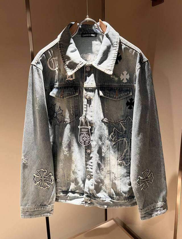 Chrome Hear*S克*心 2025早春新款牛仔夹克外套，经典银饰辅料系列！男女同款一款让你从心底认可的休闲裤，并且经过时间的推移而让你更加珍稀，潮流的高