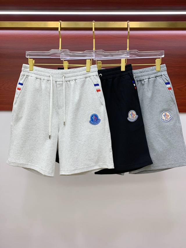 蒙口2025春夏新款休闲短裤！官网同步发售。定制品牌经典Logo，定制面料，舒适度极好，手触感强烈。辨识度极高，完美品相工艺。 尺码：M-3Xl
