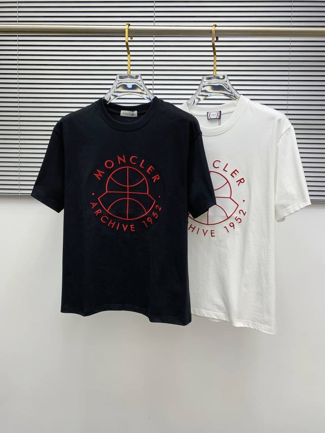 Ss蒙口纯棉最新面料经典标识图案Logo时尚简约潮流短袖，最顶级的品质专柜原单短袖，顶级制作工艺进口面料，专柜款独特设计，采用进口高端订制面料。官网在售！面料版
