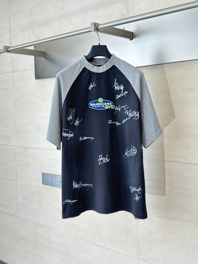Balenciag* 巴黎 Blcg拼接插肩短袖 32S双纱拉架 270G。纯棉质织物组织结构为平纹，面料的织物表面平整细腻，质地紧密，具有良好的吸湿透气性和舒