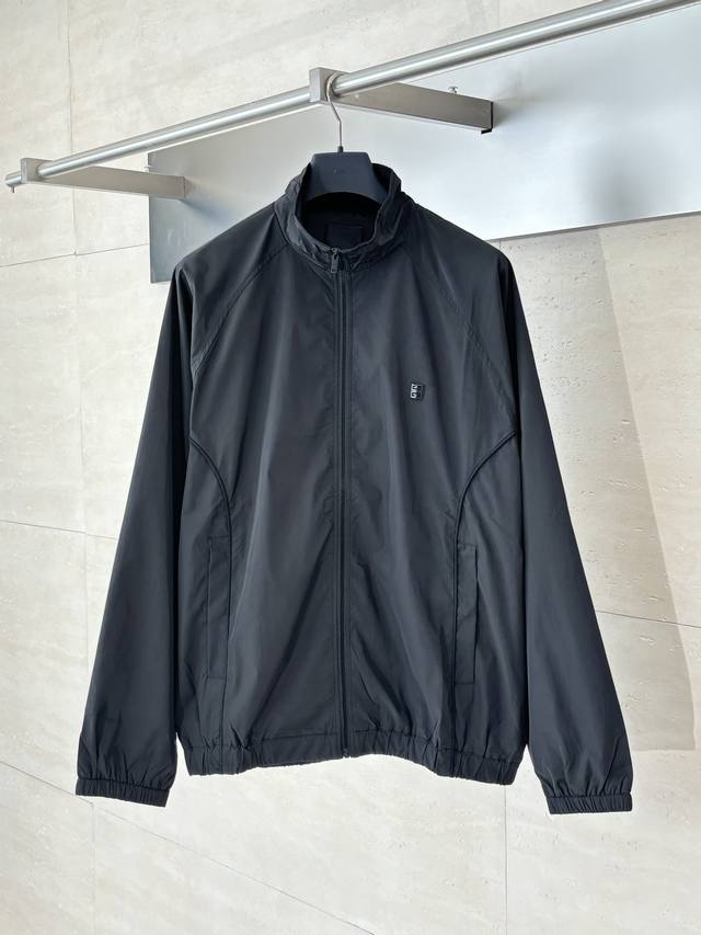 Givench* 纪梵希 Gvc五金金属标4G拉链夹克外套 定制50D流光绸风衣料以及满天星新中网布 触感如同末来科技 让肌肤愜享呼吸感 虚实有致 轻盈透气 舒