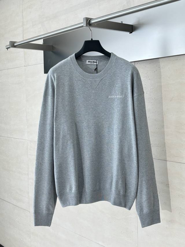 Miu Mi* 缪缪 25Fw 灰色圆领针织毛衣 采用对版一致混纺面料，其面料的成分比例、纱线支数、手感、克重以及色彩饱和度都保持高度统一，确保了品牌的卓越品质