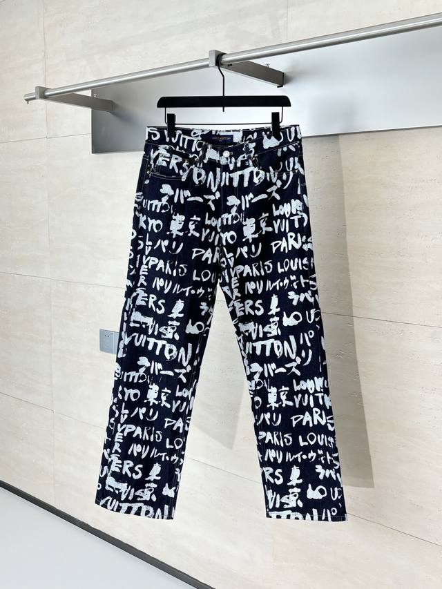 Lv 路易 Fw25 Nigo 联名款V领涂鸦牛仔裤直筒长裤 Fw秋冬秀款高订面料采用430克牛仔布料，洗水后手感透气舒适，Yb订制珍珠扣，每一处涂鸦对位对线难