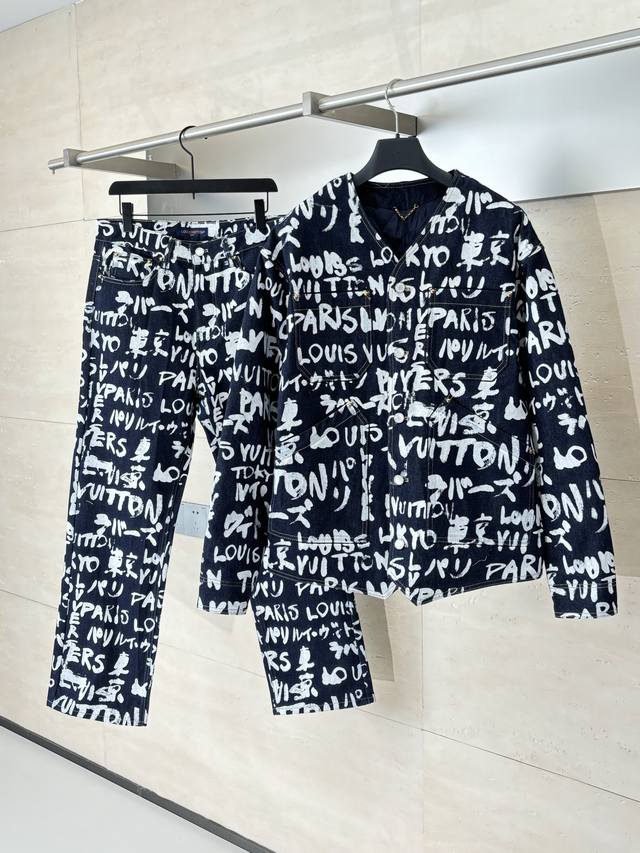Lv 路易 Fw25 Nigo 联名款V领涂鸦牛仔外套 Fw秋冬秀款高订面料采用 克牛仔布料，洗水后手感透气舒适，Yb订制珍珠扣，每一处涂鸦对位对线难度极高，细