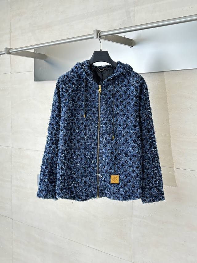 Lv 路易 25Fw连帽开花流苏牛仔外套 第一时间购入Zp操作，复古赛络纺提花露纱面料，通过洗水及砂石打磨，形成做旧质感，色泽过度自然，整件不偷工减料最小码3斤