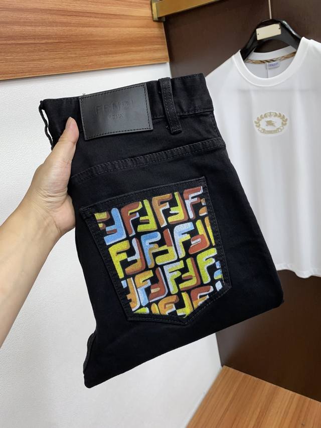 芬迪 25男士牛仔裤原厂原布原洗水！进口原版水洗弹力面料，复杂的手工艺叠加，任何一个洗水环节多停留几秒都会变成完全不一样的颜色效果，所以越加珍贵，特别持久、耐味